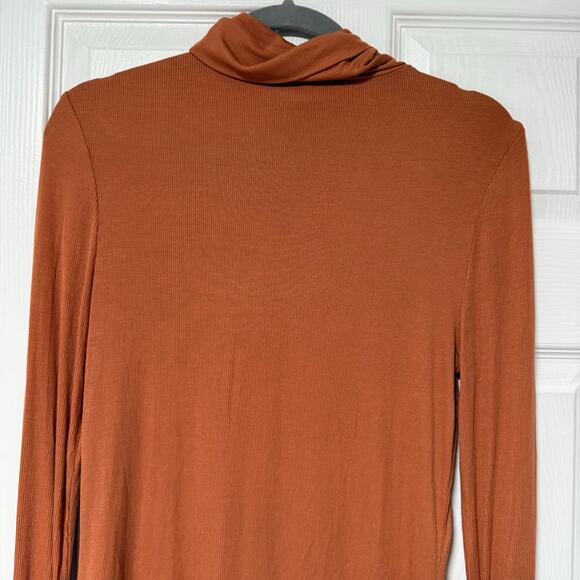 Fabletics Women's Long Sleeve Turtleneck Top Size Medium. - Picture 3 of 14